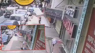 Gaziosmanpaşa’da takmaya çalıştığı tabelayla kaldırımda bekleyen kişinin üzerine düştü