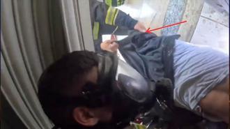 İş yerindeki yangında dumandan bayılan kişiyi itfaiye kurtardı; o anlar kask kamerasında