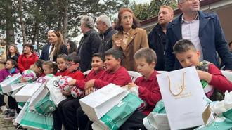 Gazetecilerden 19 yıl önce tadilatını yaptıkları okulun öğrencilerine bayram hediyesi