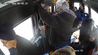 Minibüs şoförü Demet, aracında rahatsızlanan yolcuyu sağlık ekiplerine ulaştırdı