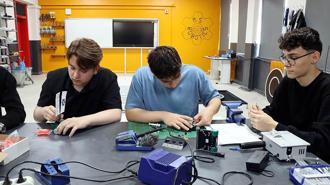 Lise öğrencileri Yunanistan’daki robot yarışmasında kategorilerinde birinci oldu