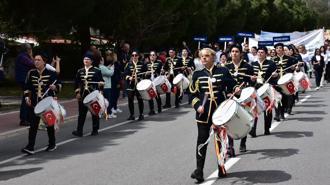 Alaçatı Ot Festivali'nde renkli kortej