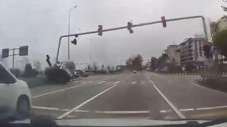 Kamyonetin sinyalizasyon direğine çarptığı kaza araç kamerasında; 4 yaralı