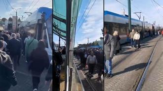 Kabataş-Bağcılar Tramvay Hattı'nda yaşanan arıza nedeniyle seferler aksadı; yolcular raylarda yürüdü