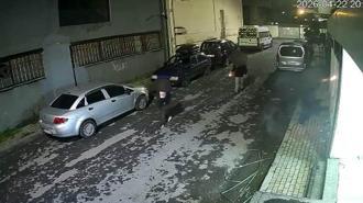 Güngören’de yanan odun parçalarıyla duvara yazı yazıp iş yerine attılar