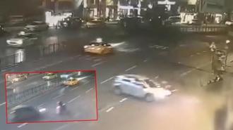 Şişhane’de otomobilin çarptığı motosiklet durağa daldı; 1 ölü 3 yaralı