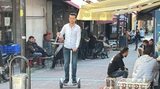 Her gün 25 bin adım atan çaycı, hoverboard ile çay servisine başladı