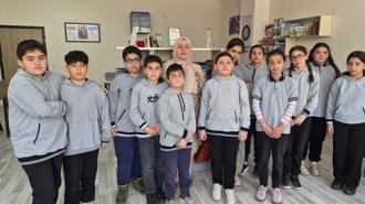 Depremde kaybettiği kızı ve damadı için kütüphane kurdu