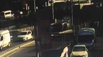 Seyrantepe’de trafik levhasına çarpıp takla atan araç kamerada
