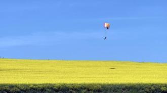 Sarı renge bürünen kanola tarlası üzerinde paramotorla uçtu