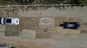 Yollarda eskitilip, antika görünümü kazandırılan Demirci halıları, Avrupa'ya ihraç ediliyor