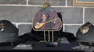 14 usta, Aşık Veysel’in şiirleri ve hayatını obsidyen taşlarına işledi