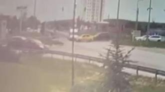 Ambulansla taksinin çarpıştığı kaza kamerada; 5 yaralı