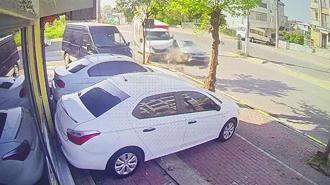 Kamyonet ile otomobilin çarpıştığı kaza kamerada; 2 yaralı