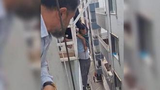 İnşaatta asansör kazası; işçilerden biri düştü, diğeri demirlere tutundu