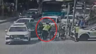 Nefes borusuna cisim kaçan moto kurye, polislerin ‘heimlich’ manevrası ile hayata tutundu; o anlar kamerada