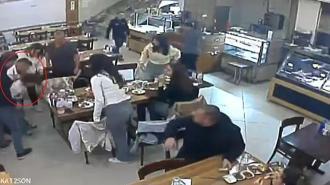 Restoranda nefes borusuna yiyecek kaçan çocuğu, Heimlich manevrasıyla kurtardı