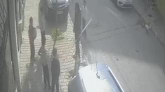 Arnavutköy’de sokakta oynayan çocuklara saldırıp elindeki bıçakla kapıya dayandı; şüpheli kamerada
