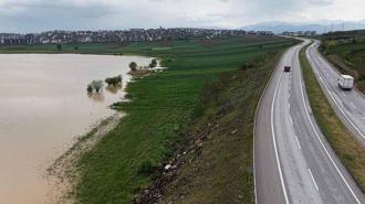Bursa’da baraj gövdesinde izinsiz ekilen araziler su altında kaldı; 500 dekar alan dronla görüntülendi