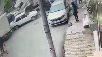 Bağcılar'da park halindeyken freni boşalan kamyon 8 araca çarptı; kaza kamerada