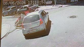 Otomobille motosikletin çarpıştığı kaza kamerada; 1 yaralı