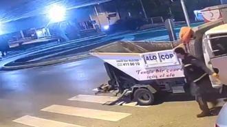 Kamyonet ile motosiklet çarpıştı: 2 yaralı; kaza anı kamerada