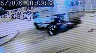 Motosikletle kamyonetin çarpıştığı kaza kamerada; 2 yaralı