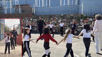 Zonguldak’ta okulda görevli polis, çocuklarla ip atladı