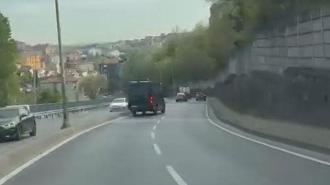 Sarıyer'de seyir halindeki motosikletliye minibüs çarptı; kaza kamerada