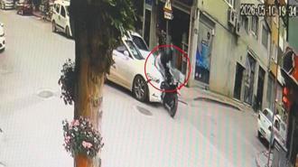 Bursa'da otomobil ile çarpışan motosiklet sürücüsü yaralandı; kaza kamerada