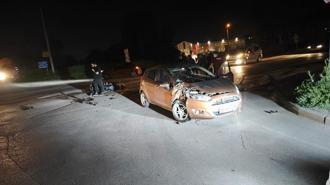 Otomobil ile çarpışan motosikletin sürücüsü yaralandı; kaza kamerada