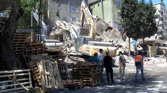 Küçükçekmece'de yıkımı yapılan bina çöktü; bitişiğindeki apartman tahliye edildi
