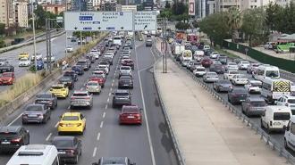 İstanbul'da haftanın ilk iş gününde trafik yoğunluğu yüzde 51 olarak ölçüldü