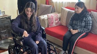 Yıllardır tek sandalyeyi kullanan kardeşler, hediye edilen akülü sandalyeyi de dönüşümlü kullanacak