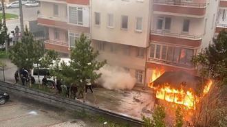 Mahalle sakinleri otomobili iterek alevlerden uzaklaştırmaya çalıştı