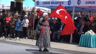 Çorum'da 90 yaşındaki kadın, marşlarla bayramı kutladı