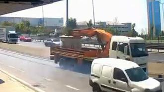 Avcılar'da sol şeritte bekleyen motosiklete, TIR çarptı: 2 yaralı