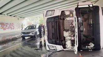 Bakırköy'de üst geçide çarpan TIR devrildi