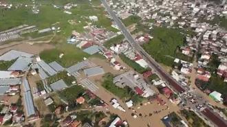 Hatay'da sağanak; su altında kalan caddeler dronla görüntülendi