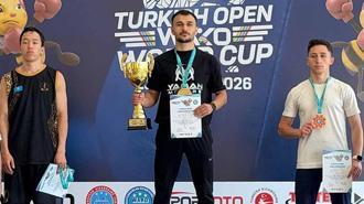 15 yıl önce okul seçmelerinde başladığı kick boksta dünya şampiyonu oldu