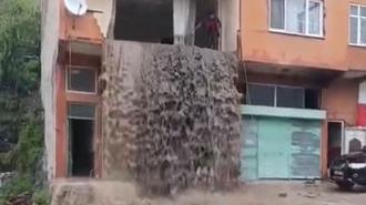 Sel suları evin içinden geçip balkondan caddeye aktı