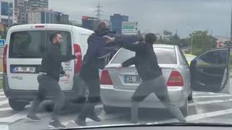 Ataşehir'de iki sürücü arasında çıkan kavga kamerada