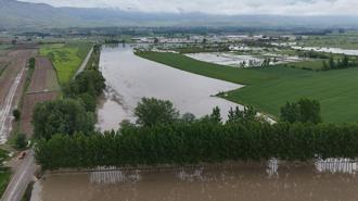 Tokat'ta tarım arazilerinin sular altında kaldığı anlar dronla görüntülendi
