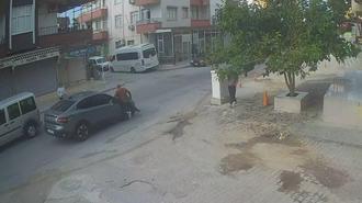 Yakınına el sallarken yola çıktığı sırada otomobil çarptı