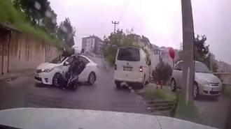 Otomobil ile motosikletin çarpıştığı kaza kamerada