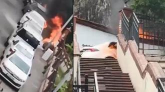 Beyoğlu’nda park halindeki otomobilin alev alev yandığı anlar kamerada