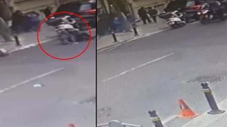 Şişli'de yolun karşısına geçen kişiye motosiklet çarptı; kaza kamerada
