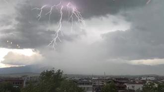 Tokat'ta peş peşe düşen yıldırımlar kameraya yansıdı
