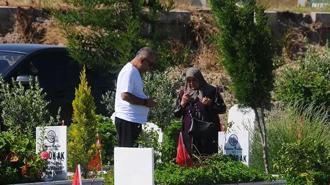 Hatay'da deprem şehitliğinde buruk bayram