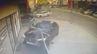 Otomobil iş yerine girdi; kaza anı kamerada